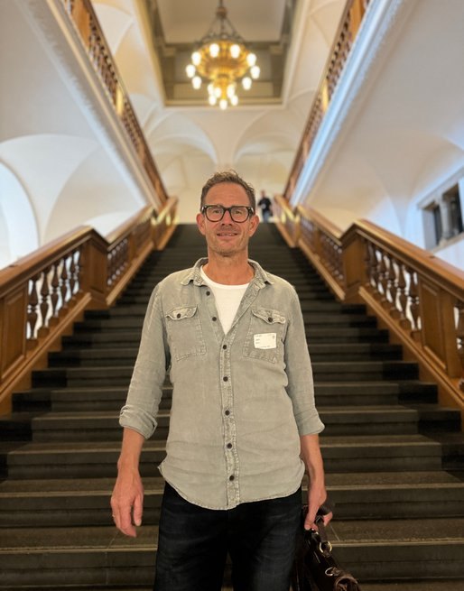 Carsten Bedsted på en trappe